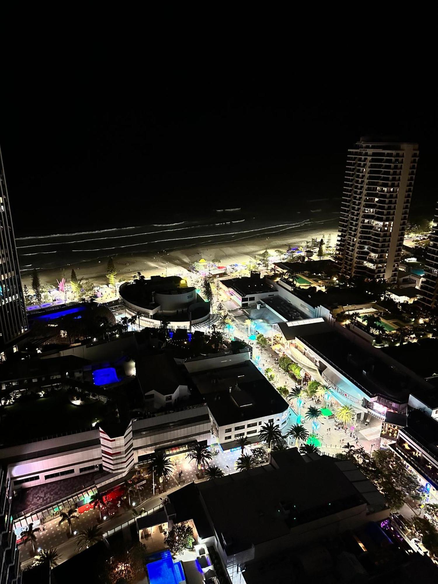 Level 27 Oceanview In Hilton-signed Building Apartment